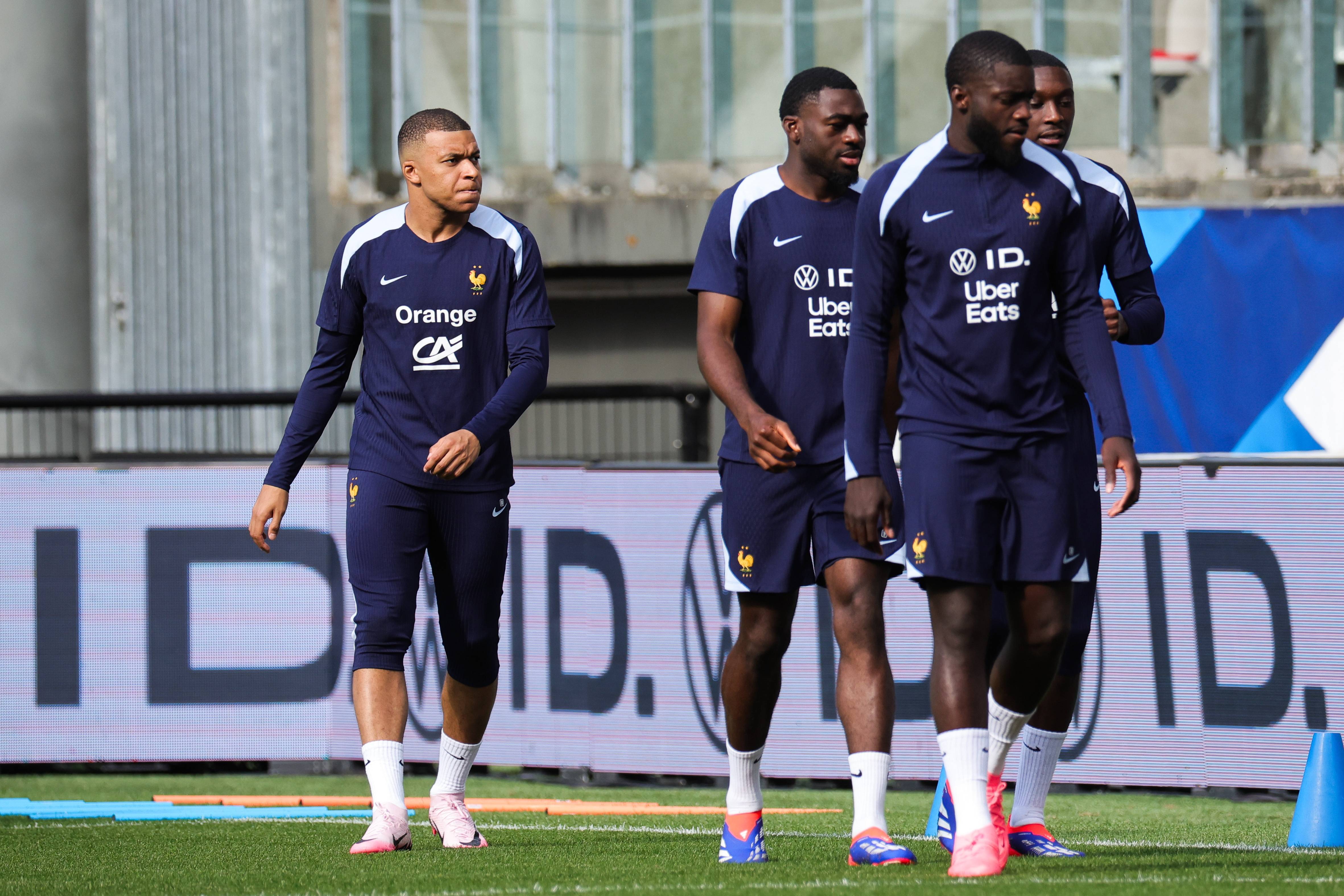 关于欧洲杯赛前瞩目，球队备战认真的信息